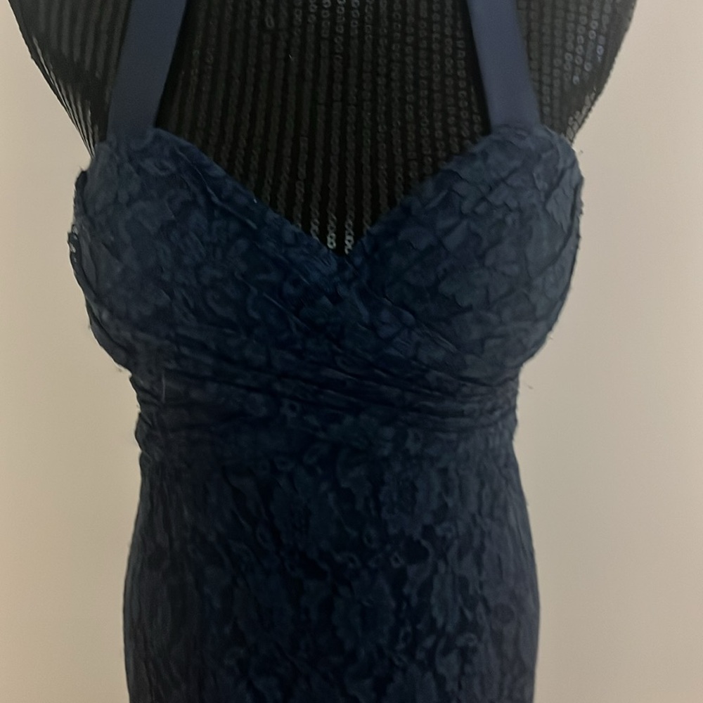 Lace gown - Picture 2 of 9